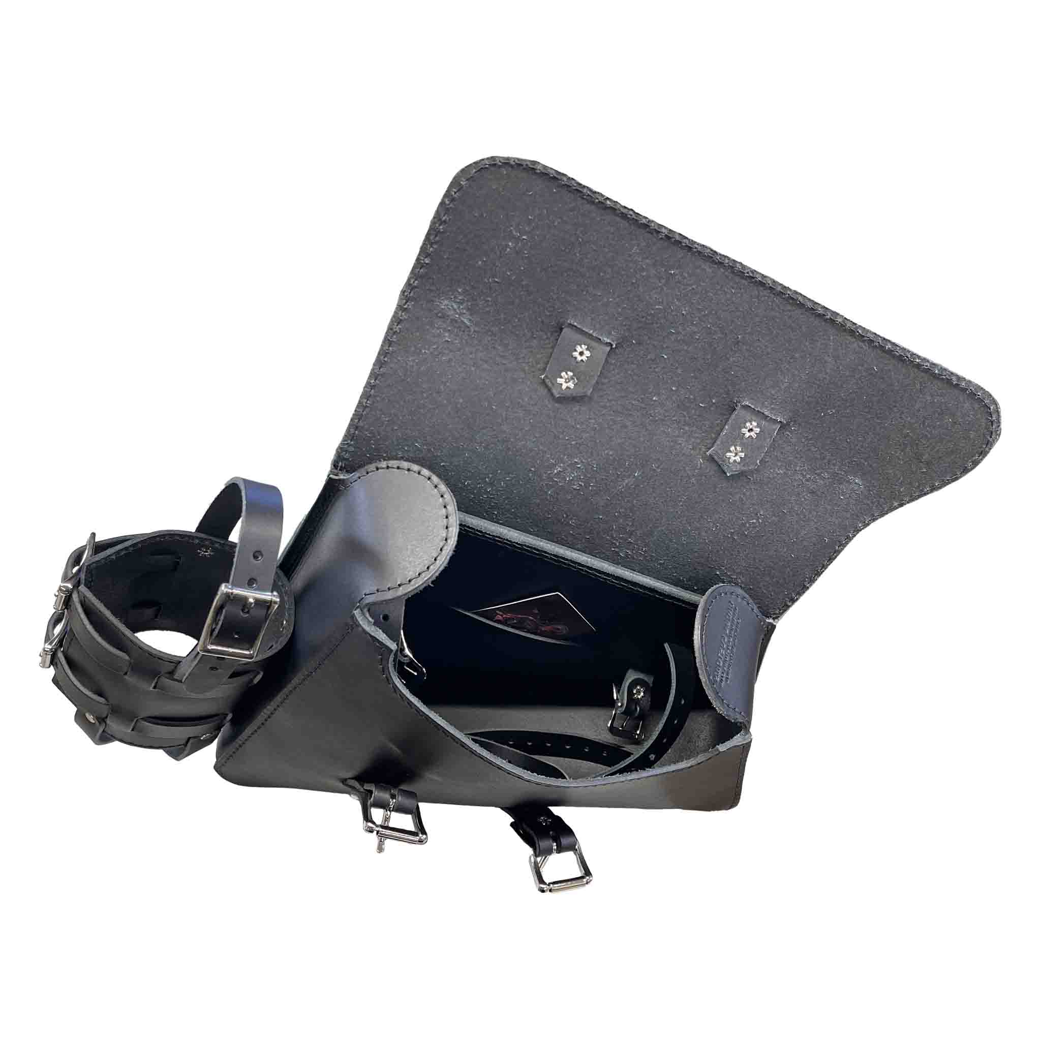Upgrade your Triumph Bobber or Speedmaster with the TBL01FB Left Side Solo Bag with Reserve Fuel Bottle Carrier. Hand crafted in USA with premium leather and top quality hardware. Durable and stylish, it's the perfect fit for your motorcycle.